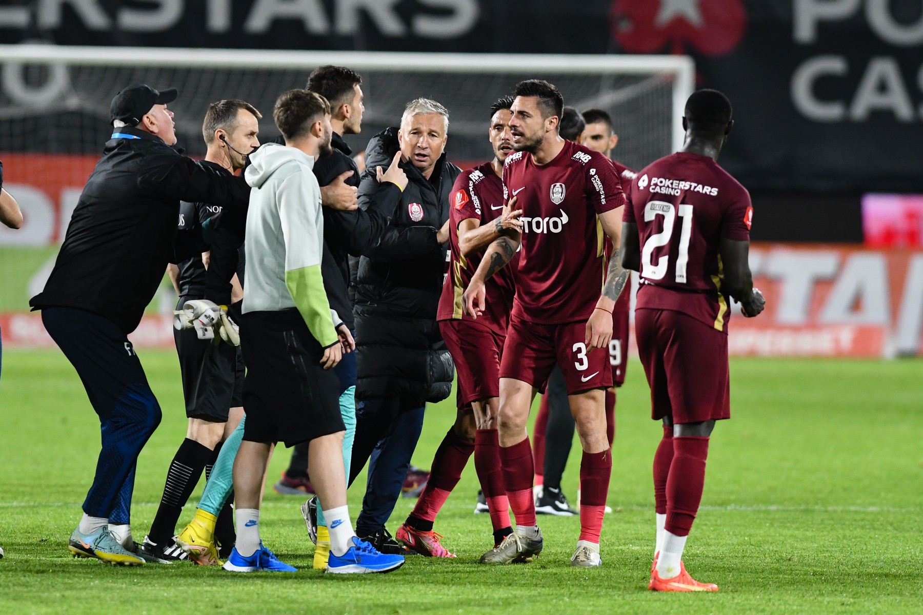 Dan Petrescu și-a prezentat scuzele pentru ieșirea necontrolată de la finalul meciului cu Farul