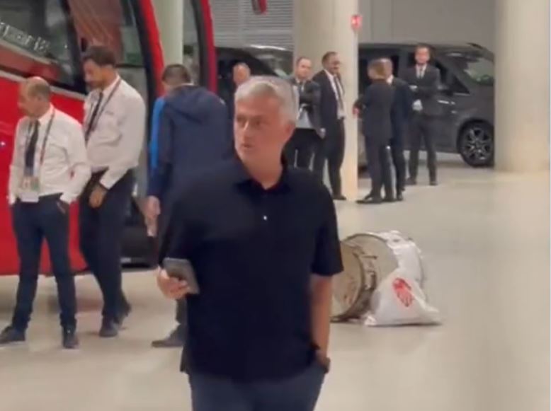 Jose Mourinho a răbufnit! I-a așteptat pe arbitri în parcarea stadionului și i-a jignit