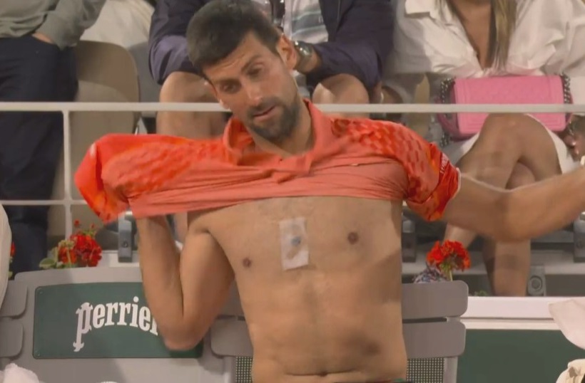 Dispozitivul purtat de Novak Djokovic pe sub tricou la Roland Garros. Care este explicația sârbului