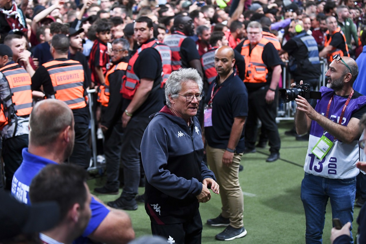 Metz, echipa lui Laszlo Boloni, a promovat în Ligue 1! Meciul lui Bordeaux, abandonat după agresiunea unui fan