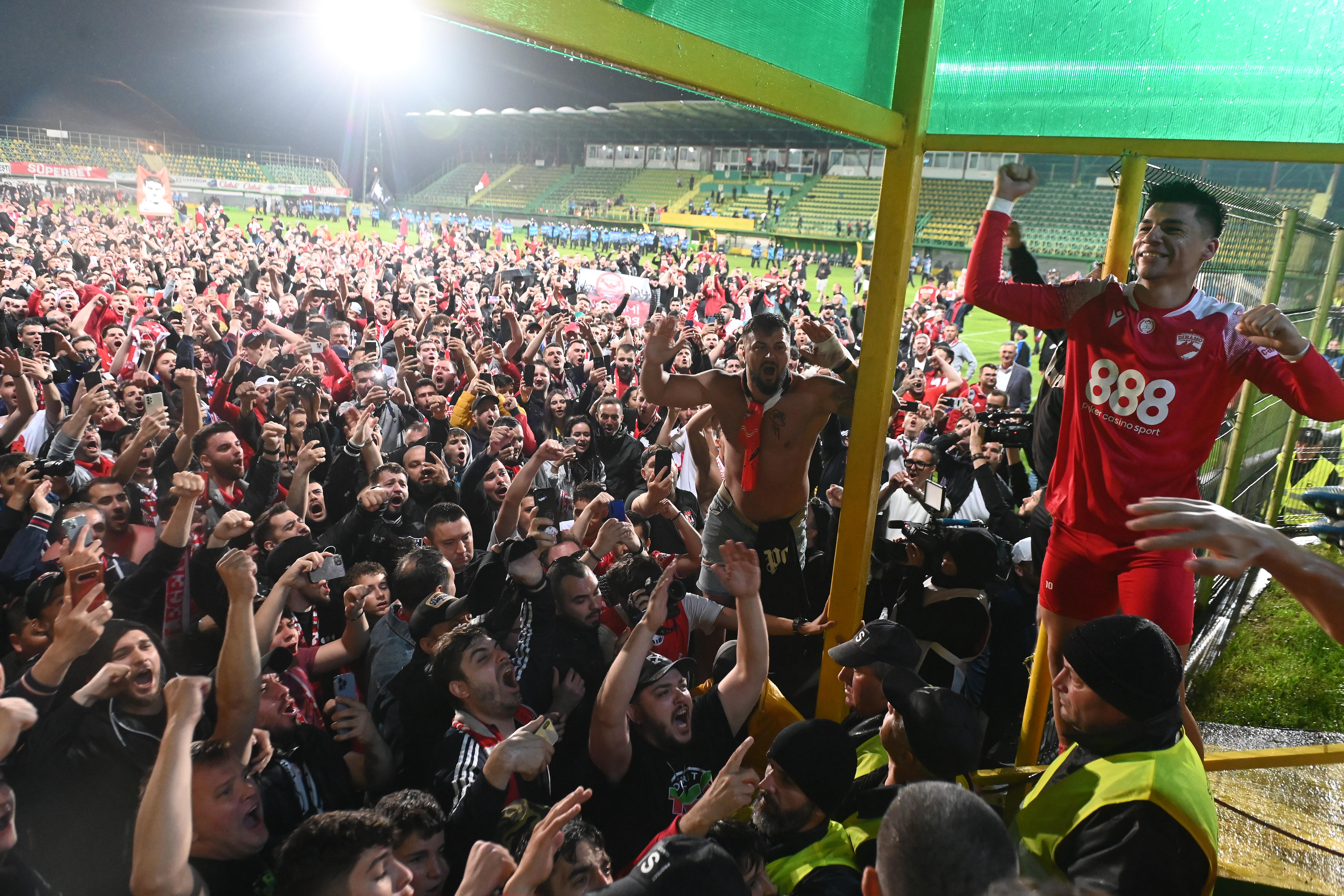 Bucurie de nedescris la Mioveni! Suporterii lui Dinamo au invadat terenul după promovarea în SuperLigă