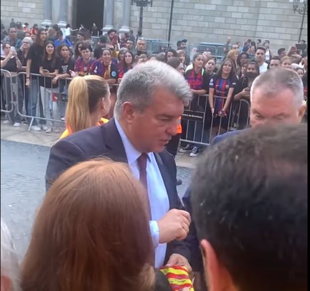 “Vine Messi?”. Asaltat de fanii Barcelonei, Joan Laporta a răbufnit! Gestul său a devenit viral