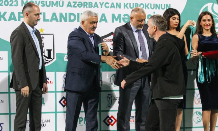 Reghecampf ar urma să demisioneze de la Neftci Baku, alături de președintele clubului
