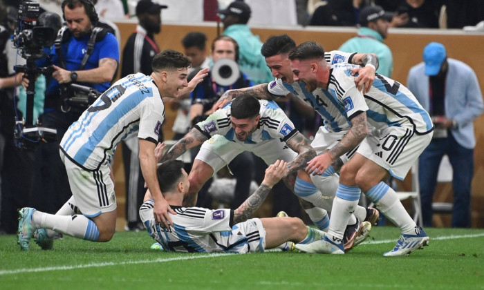 Lusail, Qatar, 18/12/2022, goaljubel Lionel MESSI (ARG) after goal to 1-0 via penalty kick, penalty kick with ALVAREZ Julian (ARG, li), DE PAUL Rodrigo (ARG), FERNANDEZ Enzo (ARG) and MAC ALLISTER Alexis (ARG), jubilation, joy, enthusiasm, Action. Game 64