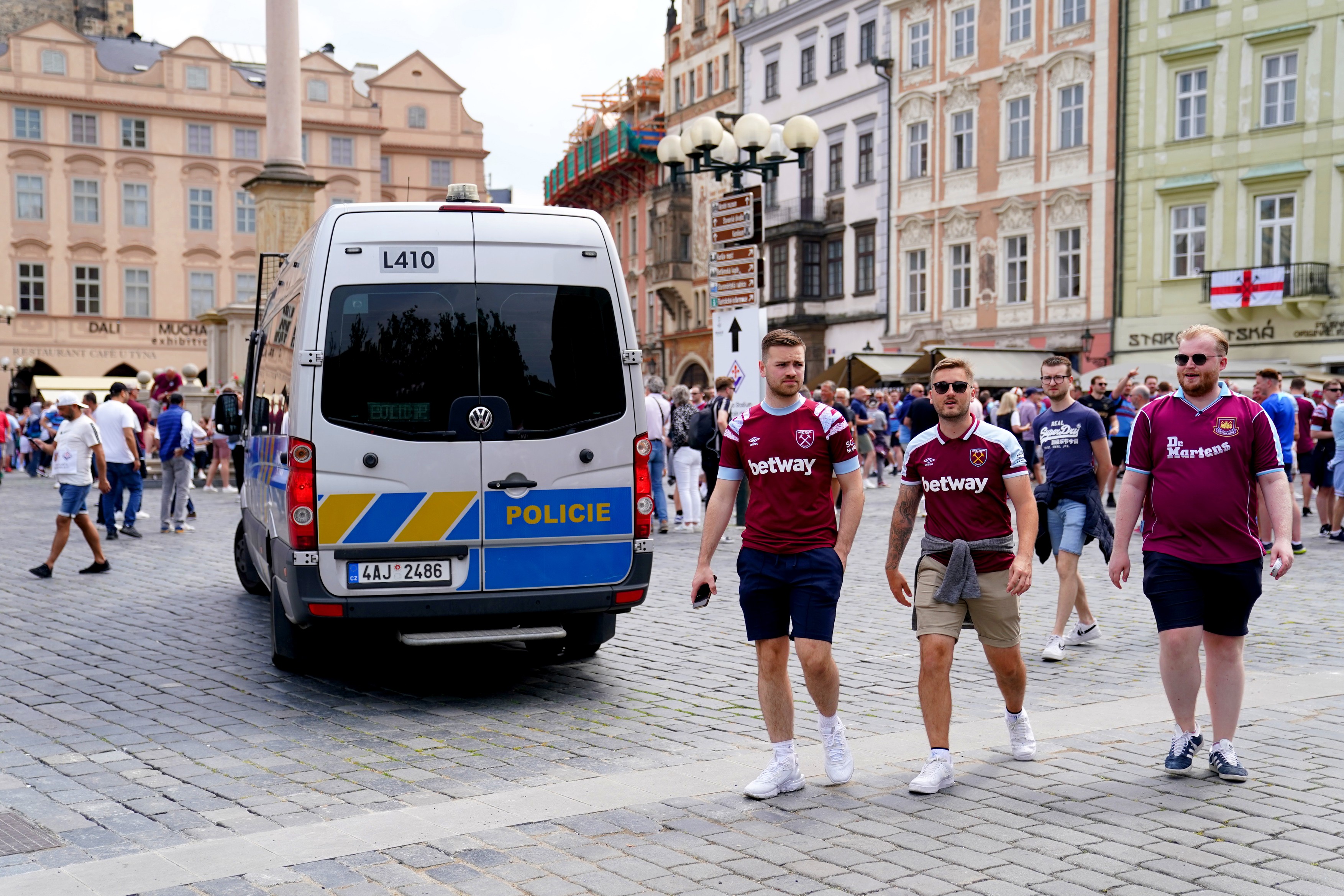 Incidente pe străzile din Praga, înaintea finalei din Conference League! Poliția a făcut 16 arestări