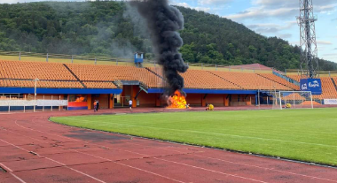 Incendiu provocat de joaca unor copii la un stadion din România
