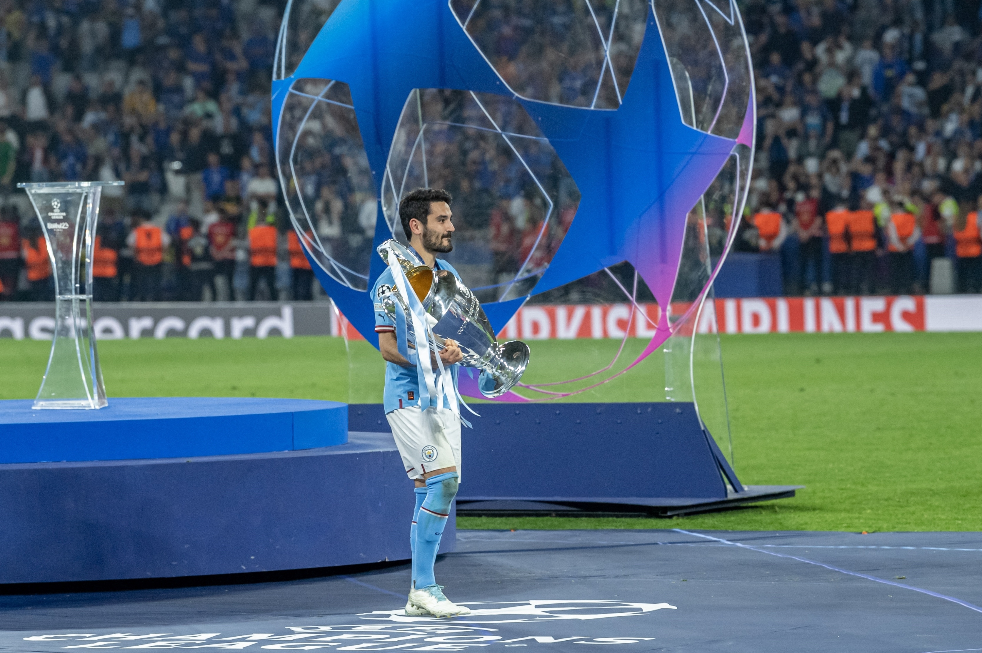 Pleacă de la Manchester City după ce a câștigat trofeul UEFA Champions League