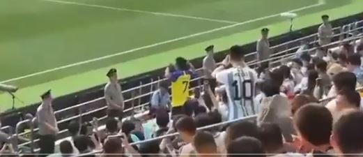 N-a ținut cont de nimic! Gesturile făcute de un fan îmbrăcat în tricoul lui CR7, în mijlocul suporterilor argentinieni