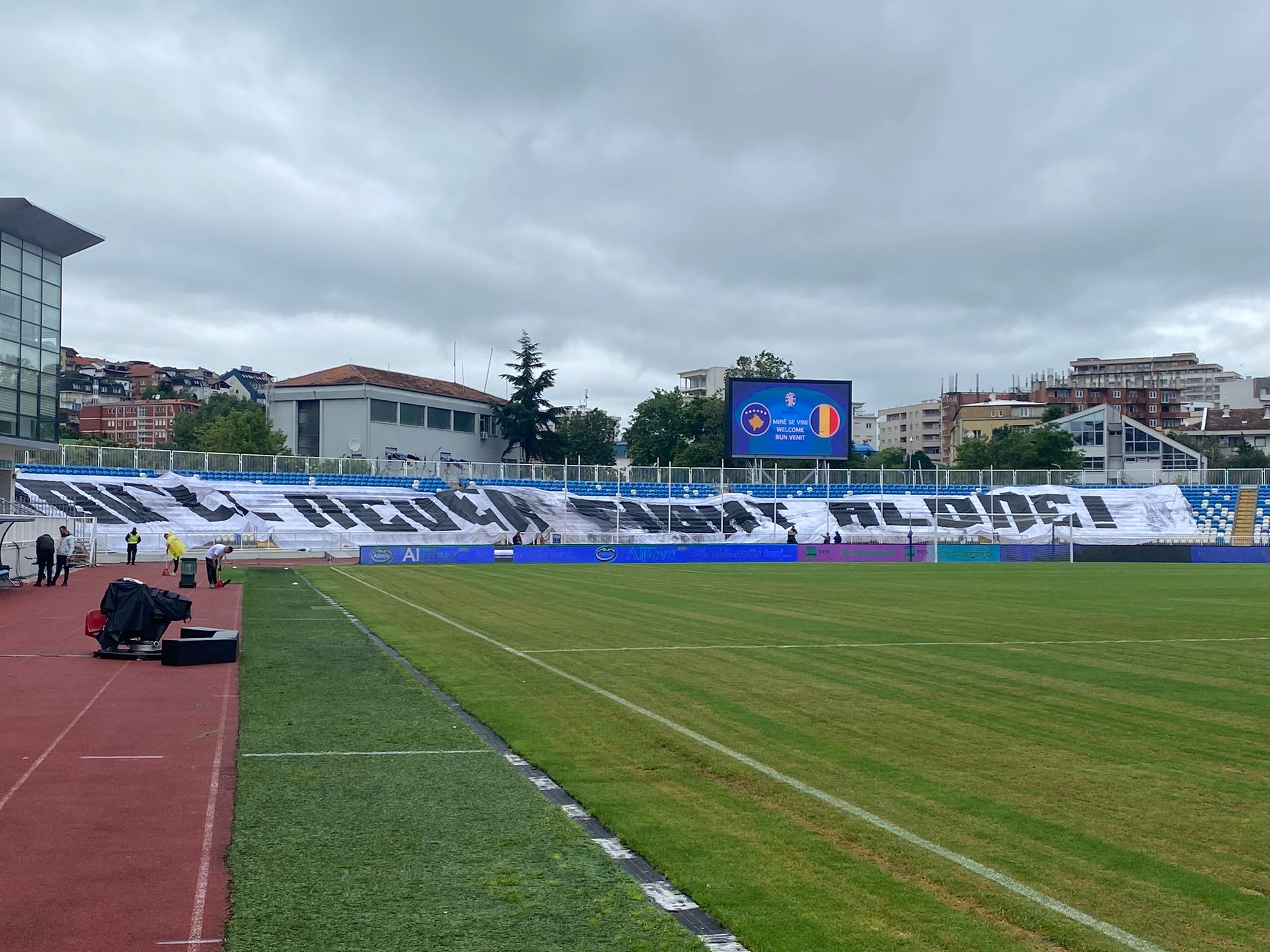 Mesajul afișat pe stadionul de la Priștina înainte de Kosovo - România