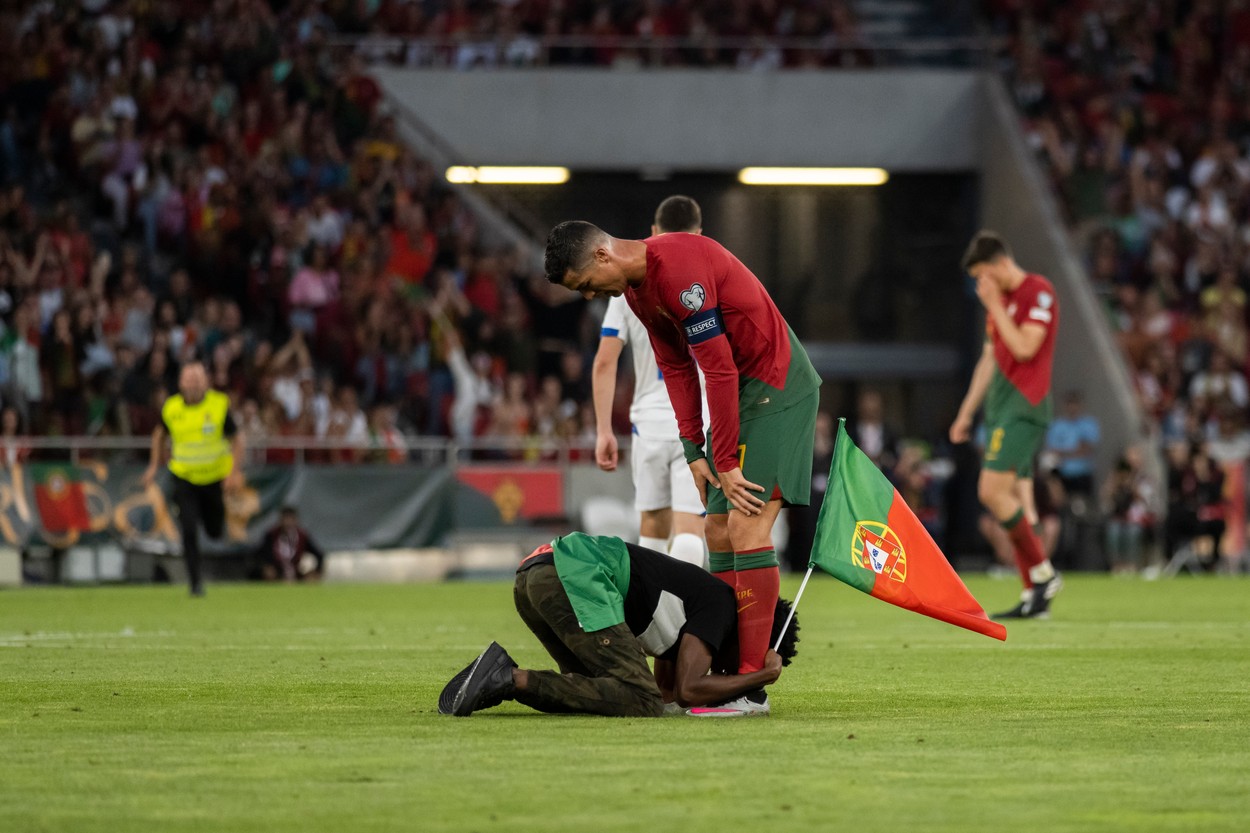 Un fan a îngenunchiat în fața lui Cristiano Ronaldo la meciul Portugalia - Bosnia! Ce a urmat