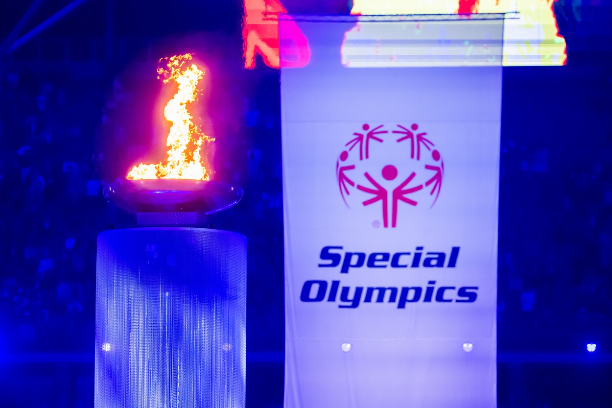Gimnastica ritmică, sportul inaugural la Special Olympics! Mii de sportivi au însoțit Torța Olimpică