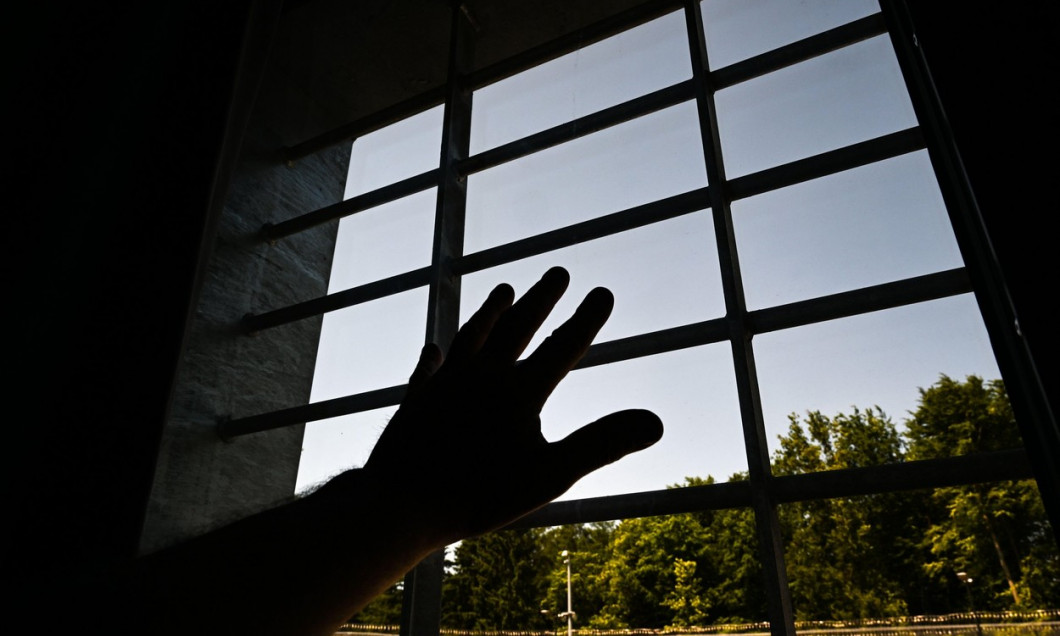 Ravensbureg, Germany. 26th May, 2023. The new building of Ravensburg Prison is completed. A man holds his hand to the window in a single cell. The prisoners are due to start moving in in July. Credit: Felix Kstle/dpa/Alamy Live News