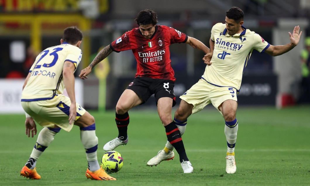 Milano, Italy. 04th June, 2023. Sandro Tonali of Ac Milan and Davide Faraoni of Hellas Verona Fc battle for the ball during the Serie A match beetween Ac Milan and Hellas Verona at Stadio Giuseppe Meazza on June 4, 2023 in Milano, Italy . Credit: Marco Ca