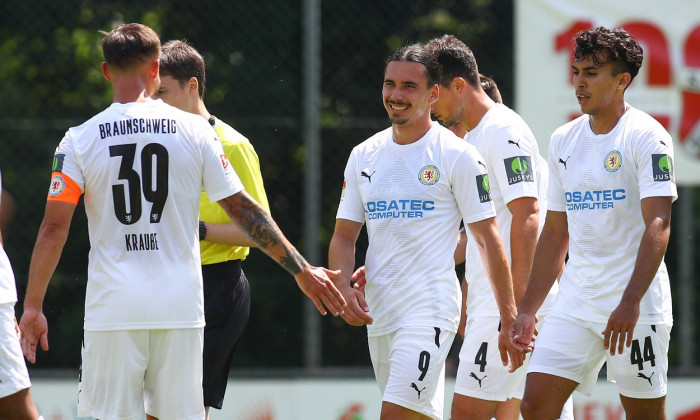 24.06.2023, xtgx, Fussball Testspiel, SSV Kaestorf - Eintracht Braunschweig, v.l. Rayan Philippe (Braunschweig) Jubel, T