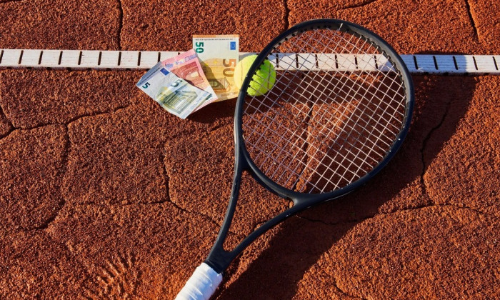 Tennis Illustration Marktoberdorf , Germany - January 01 2020: Shadow of a tennis player on January 01, 2020 in Marktoberdorf in Bavaria, Germany. © Peter Schatz / Alamy Live News