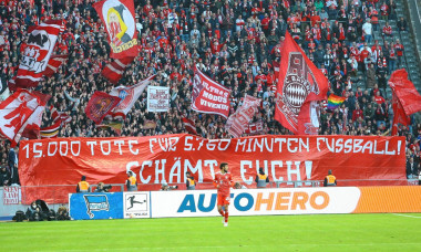 05.11.2022, xtgx, Fussball 1. Bundesliga, Hertha BSC Berlin - FC Bayern Muenchen emspor, v.l. Bayern Fans zeigen Spruch