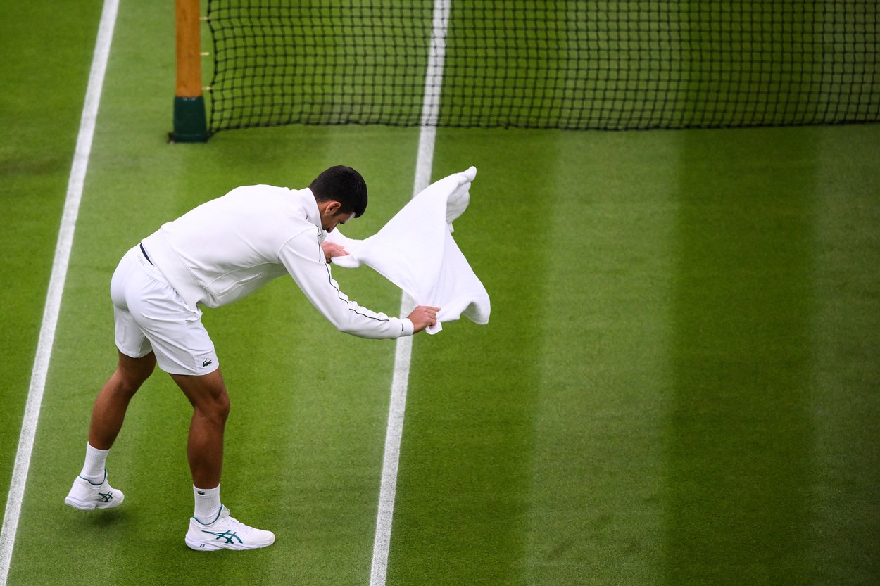 Haz de necaz la Wimbledon. Ce a făcut Novak Djokovic cu prosopul când s-a întrerupt meciul cu Pedro Cachin