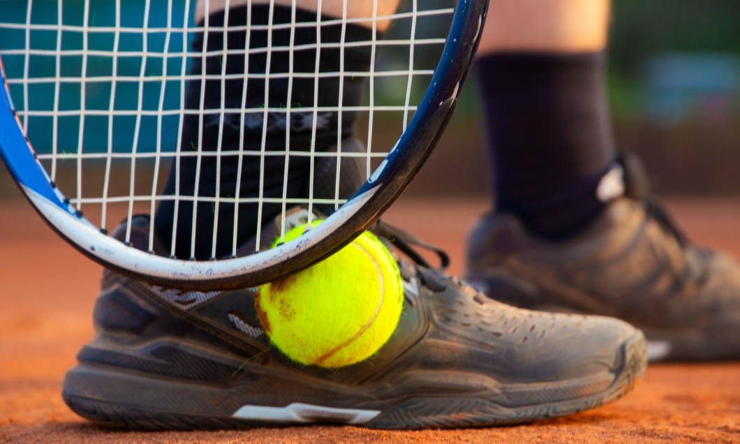 Symbol image Tennis: Close-up of a tennis player on a clay court