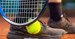 Symbol image Tennis: Close-up of a tennis player on a clay court