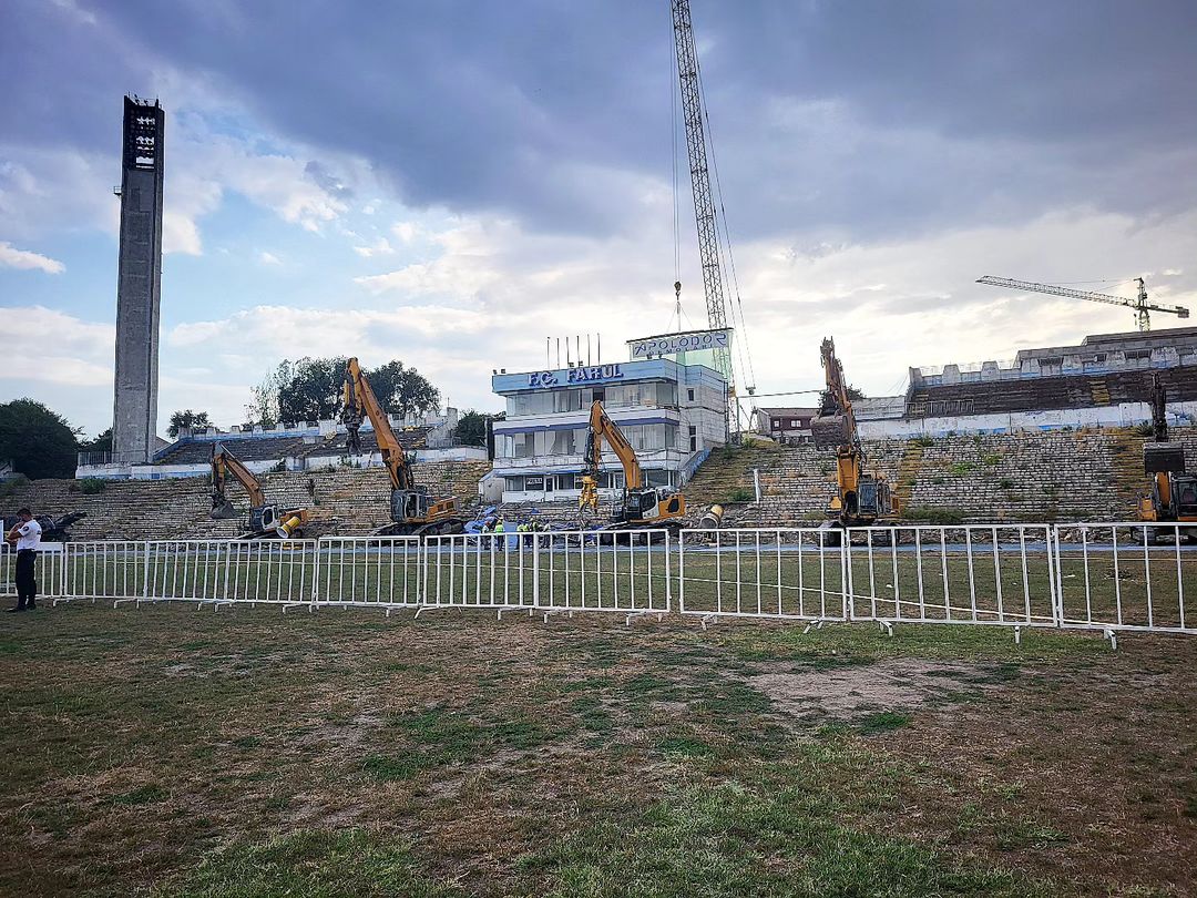 Moment istoric. A început demolarea stadionului din Constanța