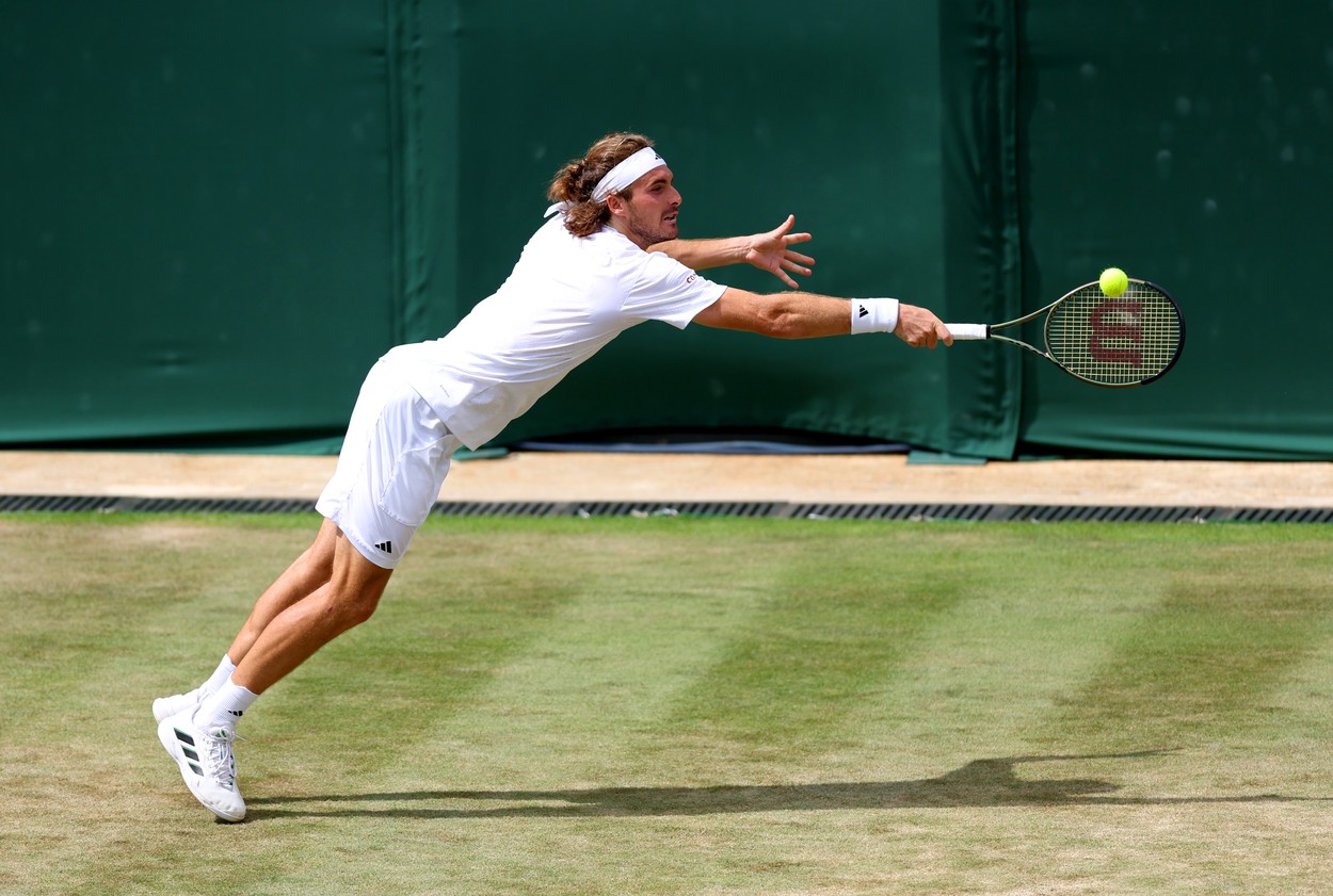 Surpriză la Wimbledon! Tsitsipas a fost eliminat de către un debutant, Djokovic și Alcaraz sunt și ei în ”sferturi”