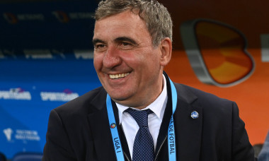 Gheorghe Hagi se amuza inaintea meciului de fotbal dintre Universitatea Craiova si Farul Constanta, contand pentru Play-