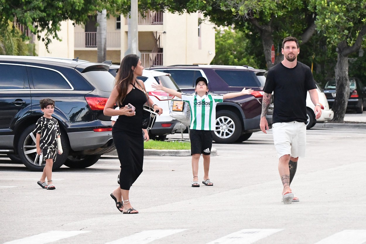 Au apărut imaginile! Momentul în care Leo Messi își lasă soția la coadă și fuge din supermarket