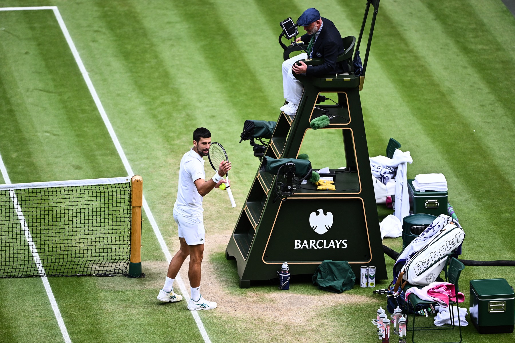 Novak Djokovic s-a enervat și s-a dus la arbitru: ”Ce-i asta?”. Publicul a început imediat să-l huiduie