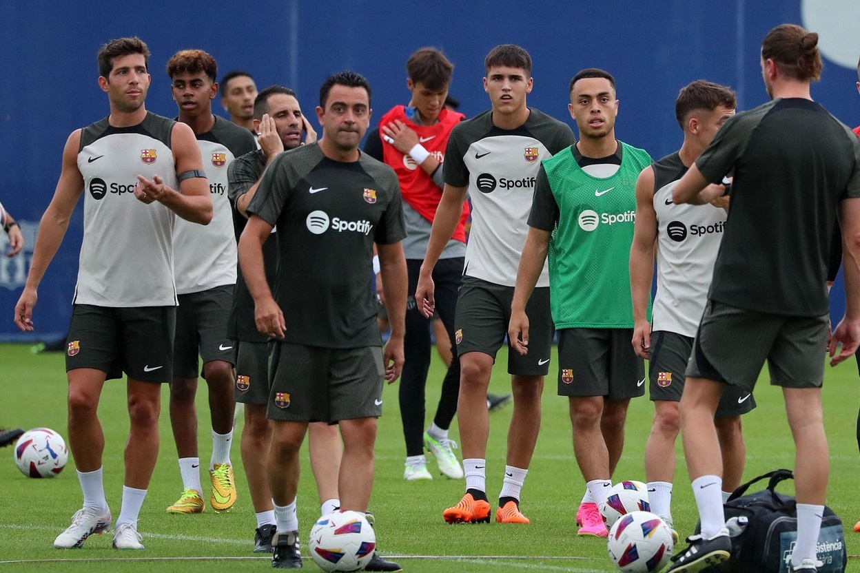 Fotbalistul care ”stă la pândă”, după ce Xavi și-a anunțat plecarea de la Barcelona