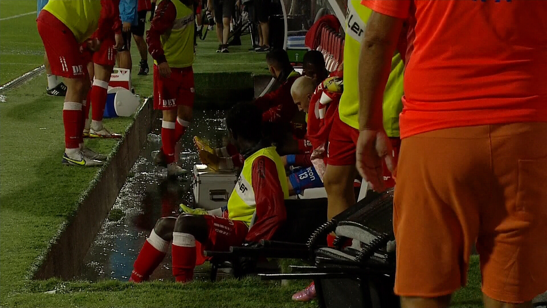 Stadionul celor de la UTA Arad, inundat la meciul cu CFR Cluj! Cum arăta zona băncilor de rezerve la pauza partidei