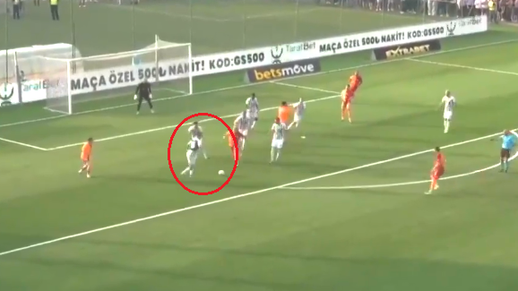 Un fost jucător din Liga 1, assist de peste 50 de metri în Zalgiris - Galatasaray! După intrarea lui Moruțan a început ”nebunia”