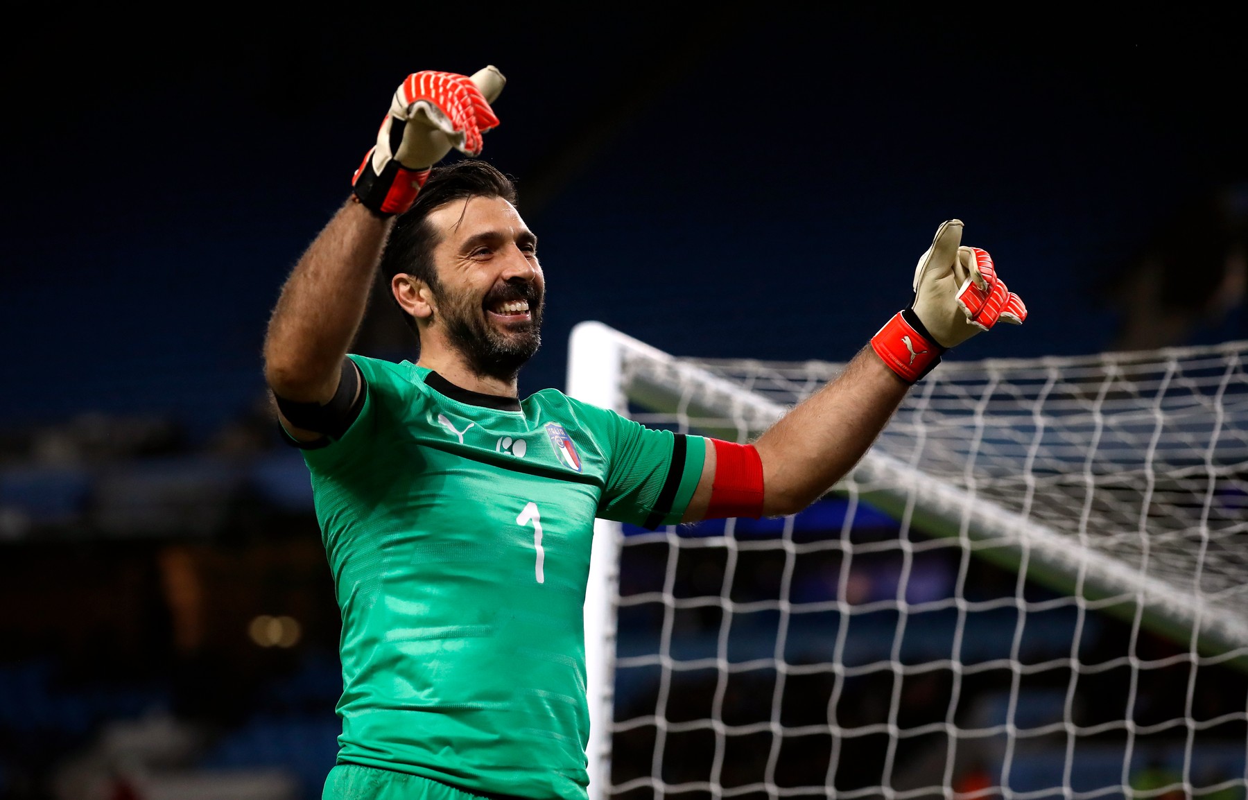 Gianluigi Buffon a semnat