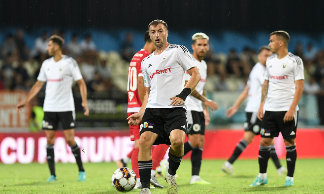 Daniel Popa, scăpat de pe targă în finalul meciului Hermannstadt – U Cluj  2-2! Faza a fost monumentală, un necaz nu vine niciodată singur - VIDEO -  Ştiri de Cluj