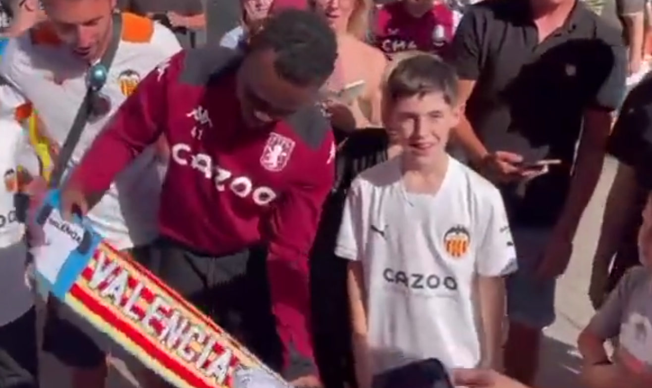 Viral! Fanii adverși l-au confundat cu un fotbalist al rivalilor. Ce a urmat a adunat milioane de vizualizări