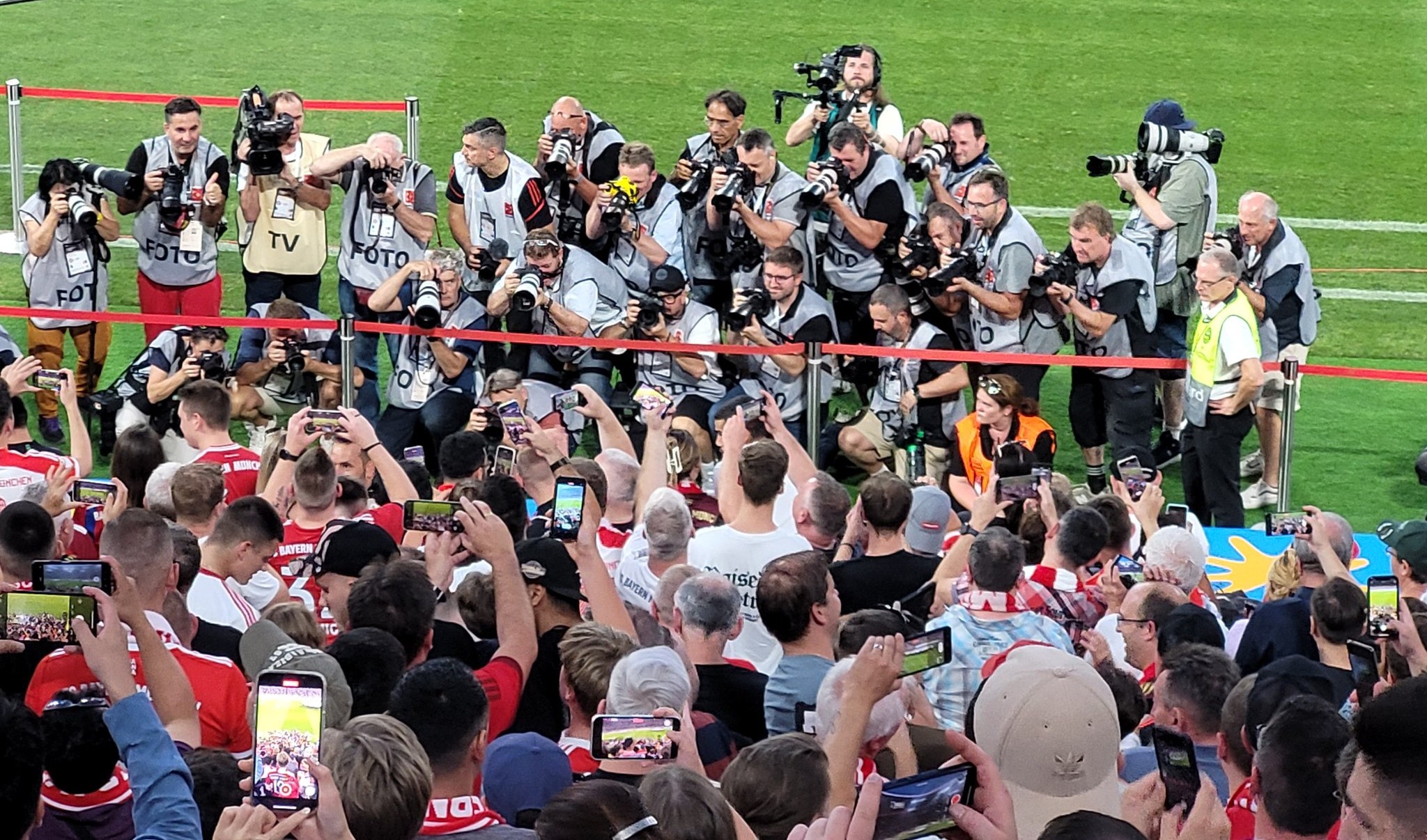 Harry Kane, asaltat de fotografi înaintea meciului cu RB Leipzig! Fotbalistul este rezervă