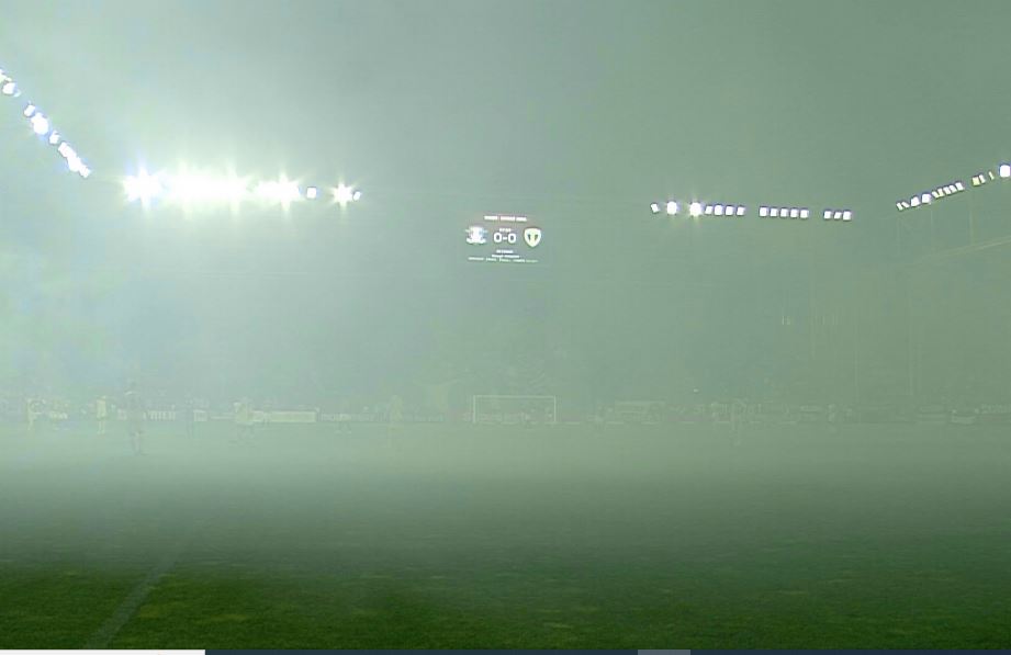 Nu se mai vedea nimic! Meciul Rapid - Petrolul a fost întrerupt de două ori