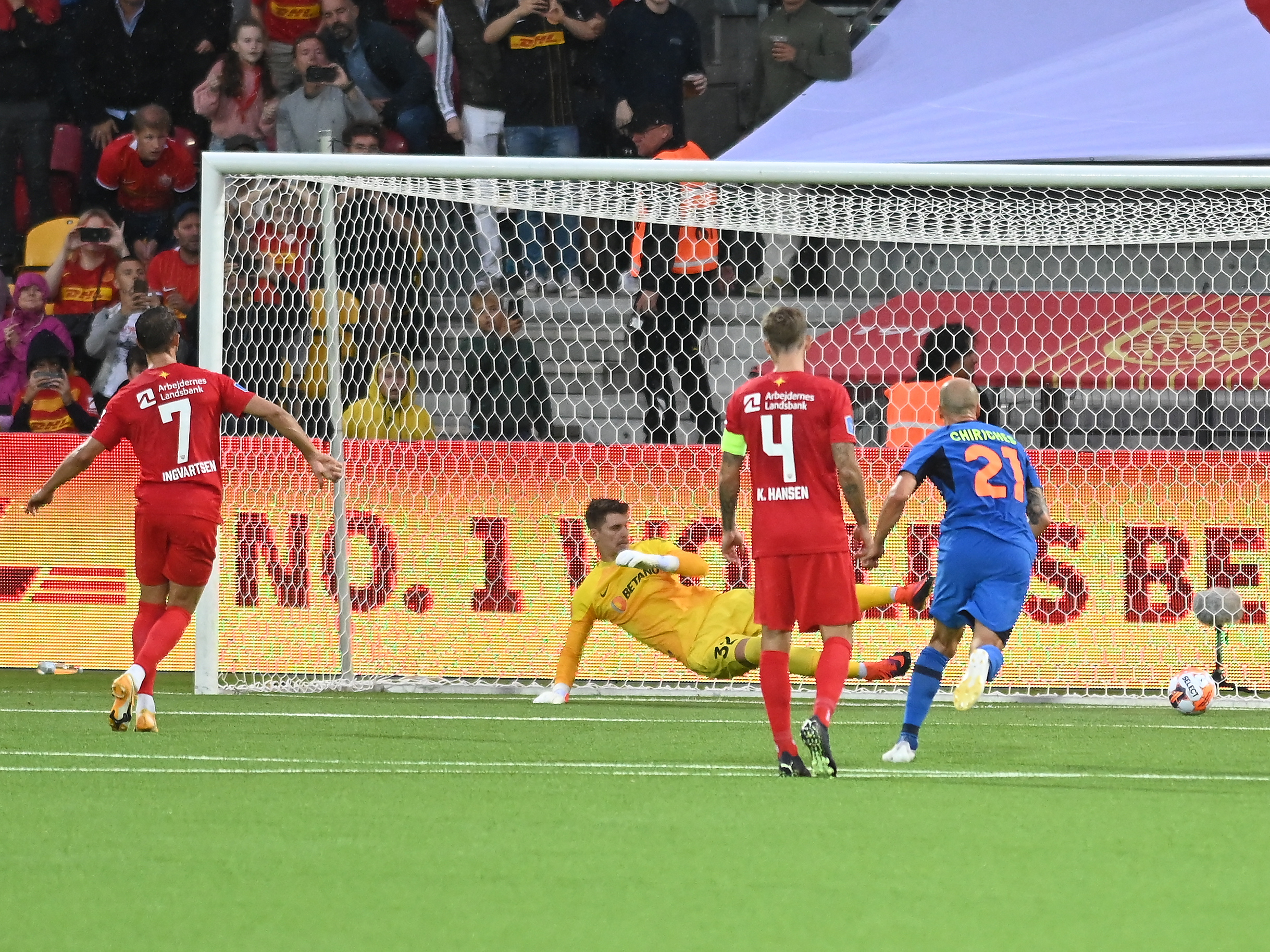 Nordsjaelland - FCSB 1-0, ACUM, pe digisport.ro. Roș-albaștrii, în zece! Chiricheș este eliminat