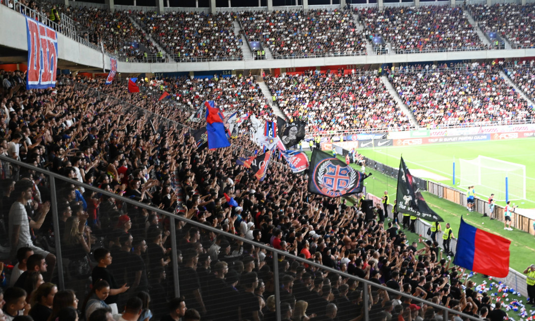 Stadionul Steaua-Ghencea din Bucuresti, plin de suporteri, gazduieste meciul de fotbal dintre FCSB si CFR Cluj, din cadr