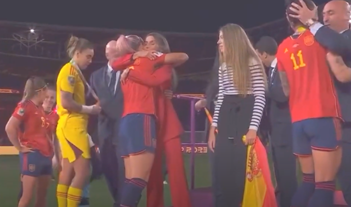 Reacția bizară a jucătoarei care a fost sărutată de președintele Federației după finala Mondialului de fotbal feminin