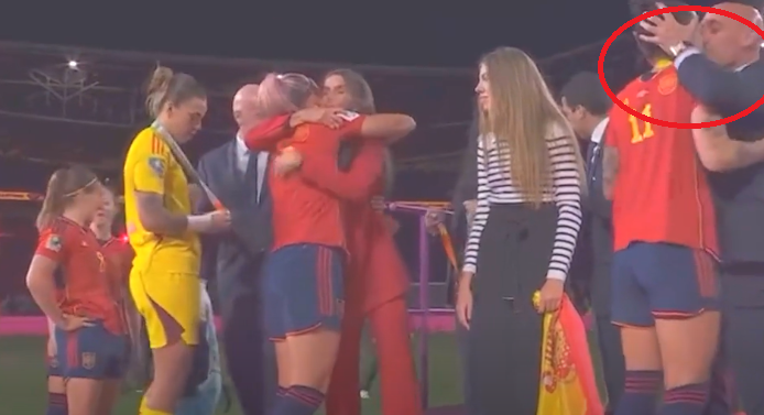 Moment nemaiîntâlnit după finala Mondialului de fotbal feminin! Președintele Federației a sărutat o jucătoare. ”E un abuz!”