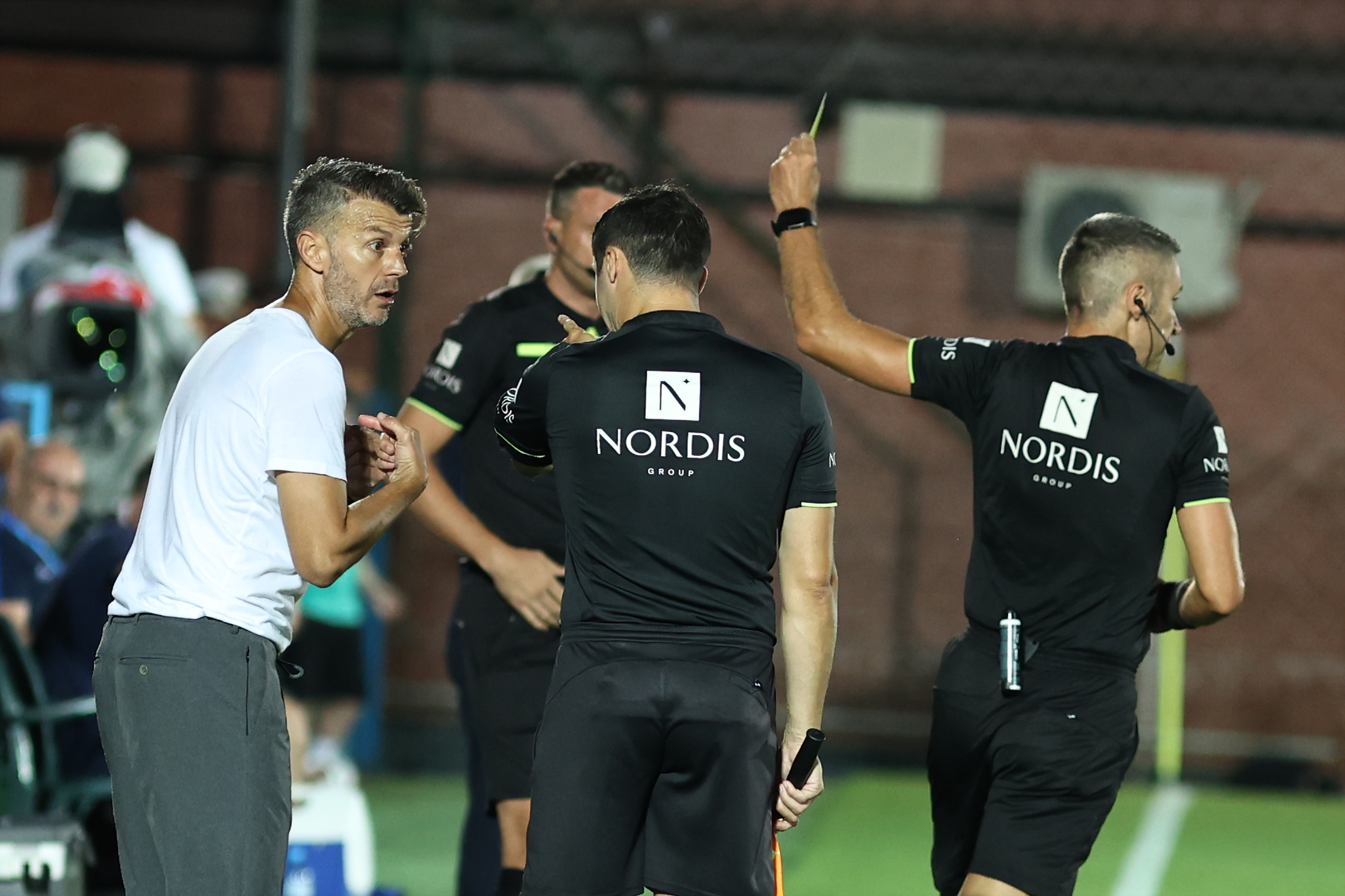 Ovidiu Burcă, ”plecăciuni” în fața elevilor săi după victoria cu FC Voluntari: ”Asta înseamnă Dinamo!”