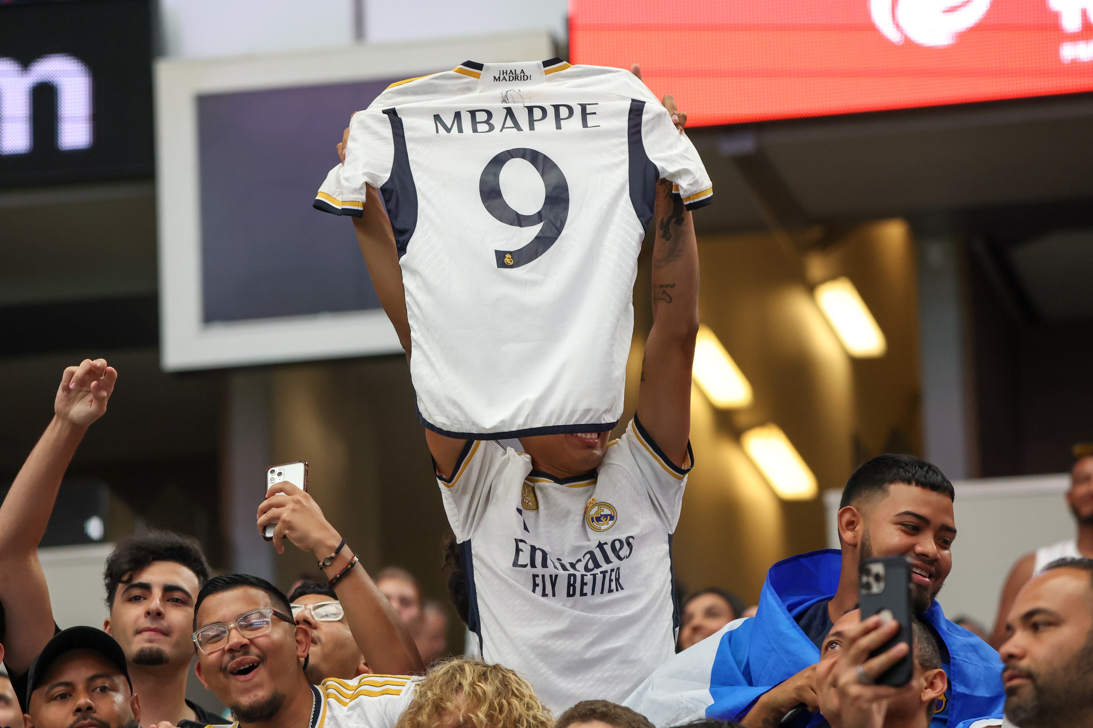 Lovitură pentru Real Madrid! Ce sumă a încasat campioana Spaniei din vânzarea tricourilor cu Mbappe