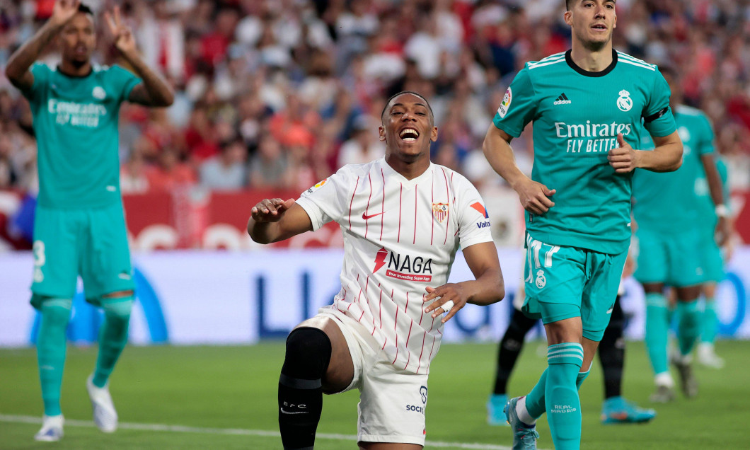 Sevilla, Spain. 17th April 2022, Ramon Sanchez-Pizjuan Stadium, Sevilla, Adalusia, Spain, La Liga football, Sevilla versus Real Madrid; Anthony Martial (Sevilla) frustrated at not getting to the ball in the box for a possible goal Credit: Action Plus Spor