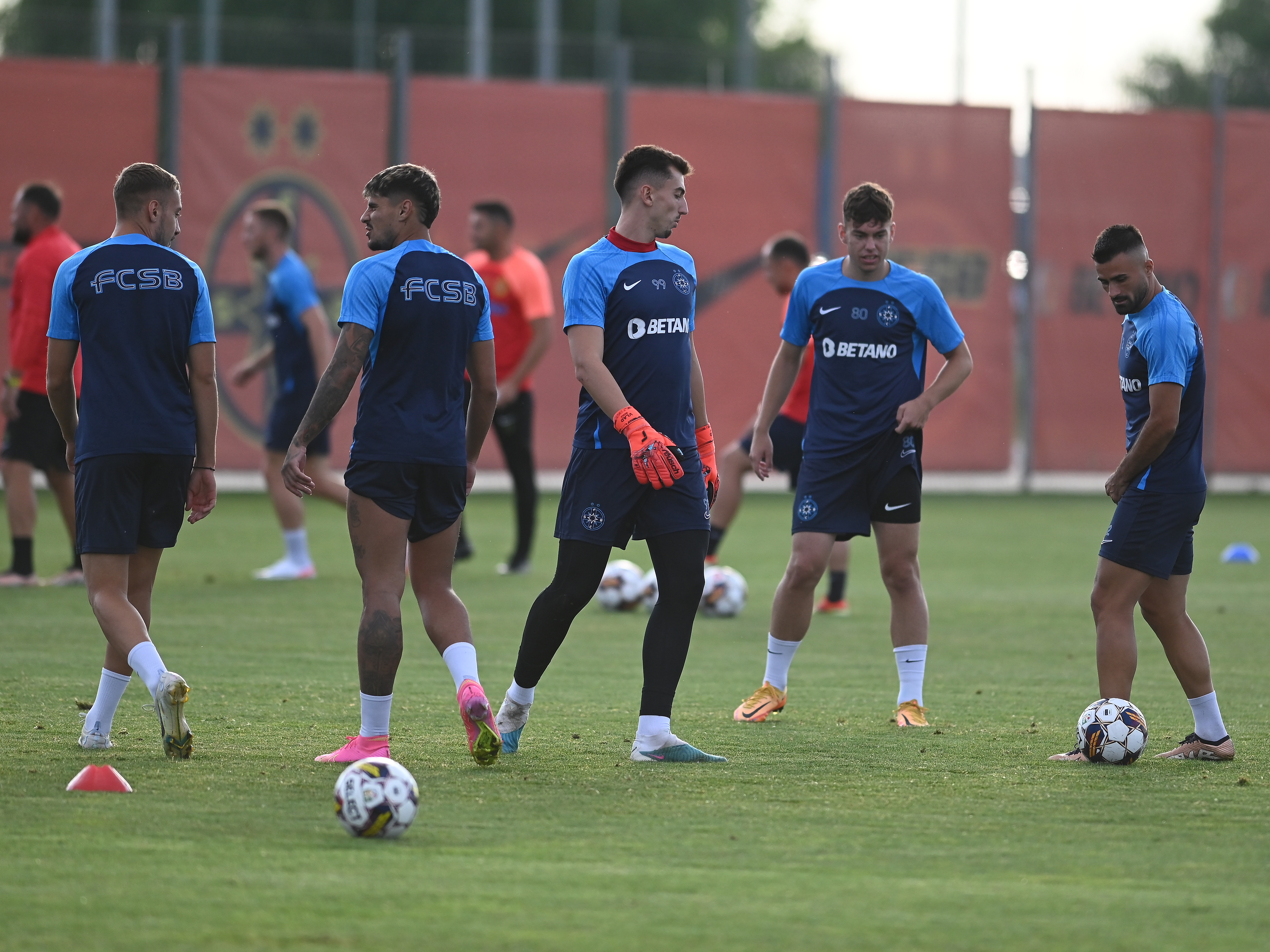 Ce surpriză: a anunțat că a plecat de la FCSB, dar e în lot pentru meciul cu UTA!