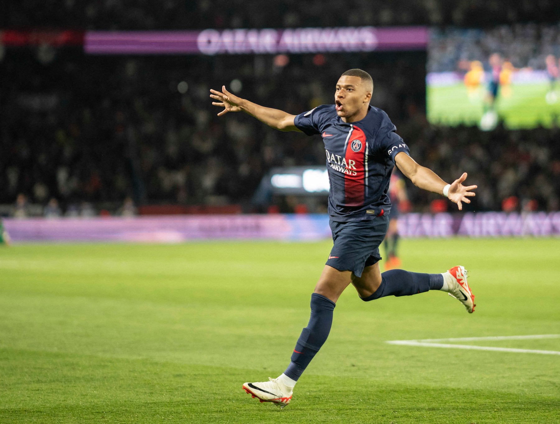 L-au convins! Kylian Mbappe urmează să semneze contractul