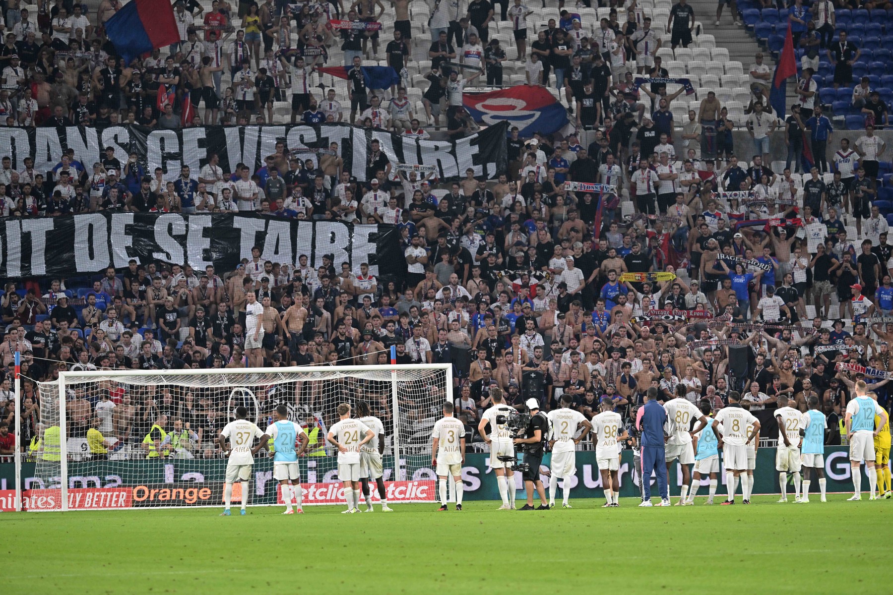 Jucătorii lui Lyon, în linie în fața galeriei, după umilința cu PSG: mesajul primit de fotbaliști