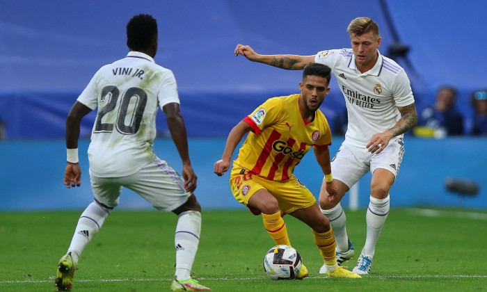 Madrid, Spain, on October 30, 2022. Gironas Yan Couto (c), Real Madrids Toni Kroos (r) and Real Madrids Vincius Jnior (l) in action during La Liga Match Day 12 between Real Madrid C.F. and Girona at Santiago Bernabeu Stadium in Madrid, Spain, on October 3