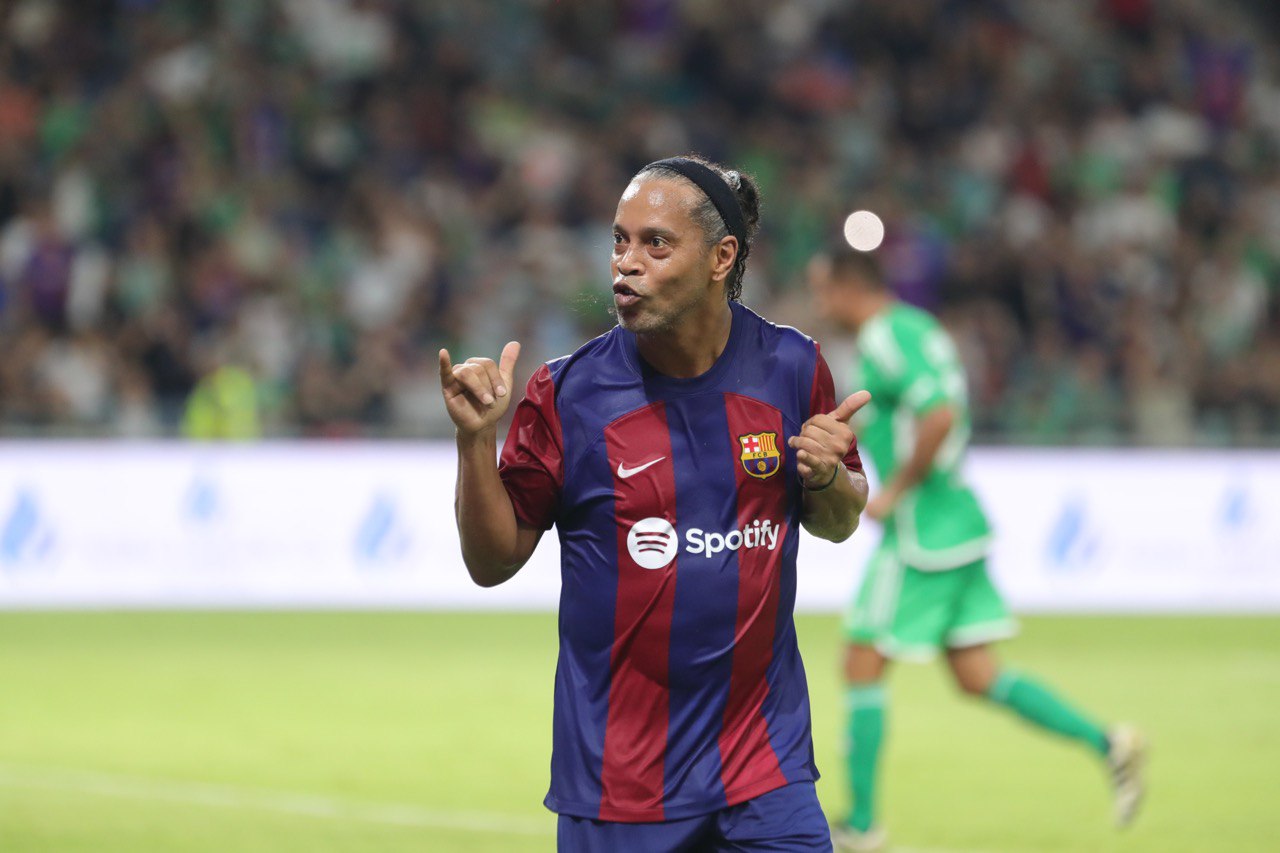 Ronaldinho, moment viral: a ”fentat” un fan care a invadat terenul, după ce a făcut spectacol în tricoul Barcelonei