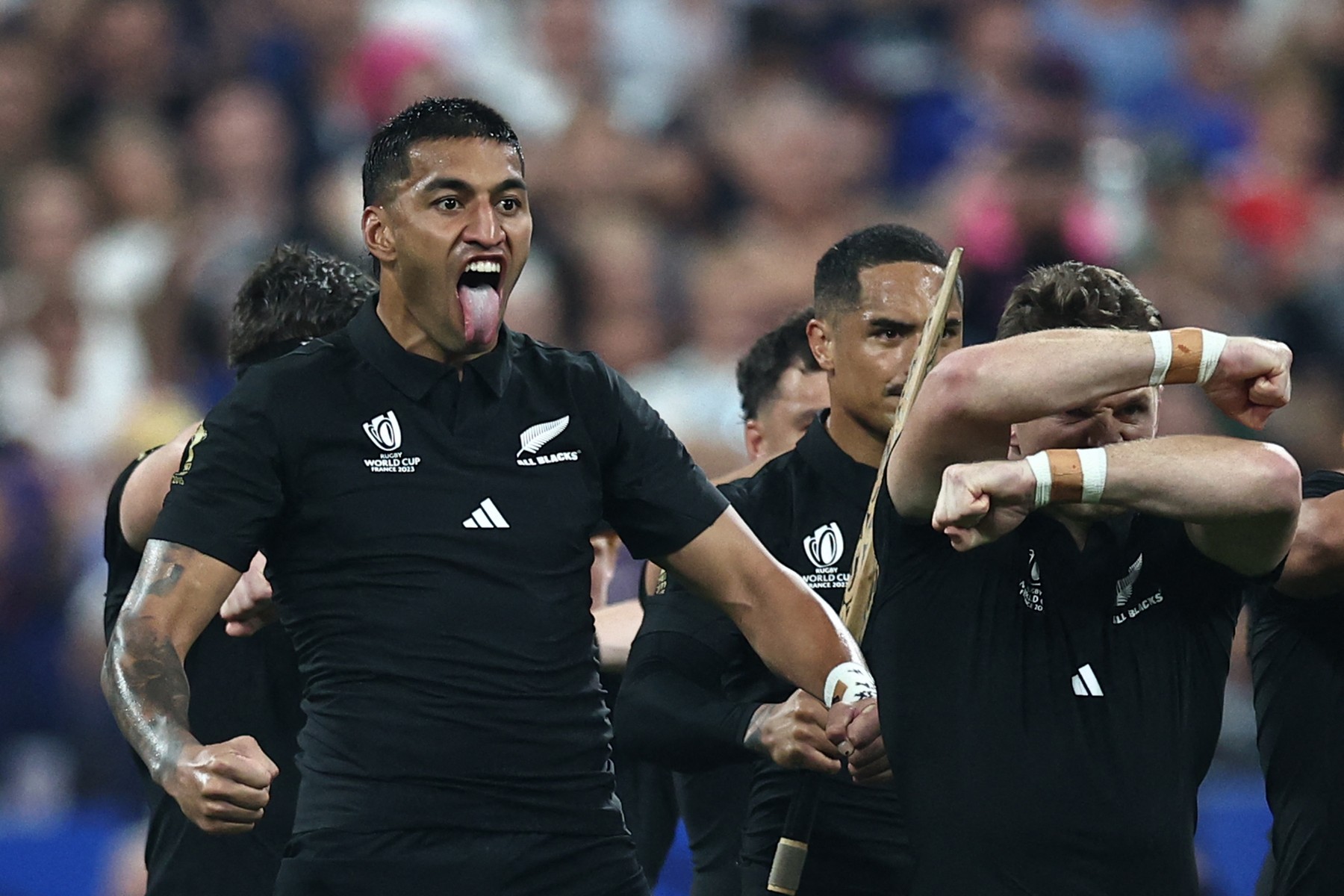 Impresionant! Haka, ritualul maori cu care au vrut să bage groaza în francezi. Răspunsul a venit pe teren