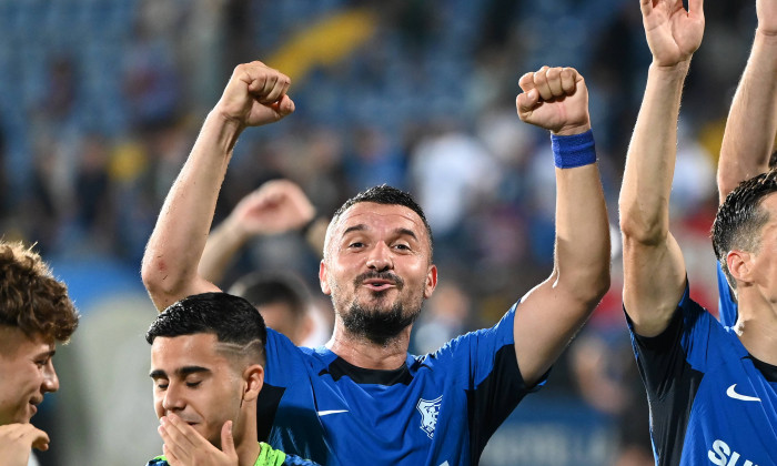 Constantin Valentin Budescu se bucura dupa meciul de fotbal dintre Farul Constanta si Universitatea Craiova, contand pen